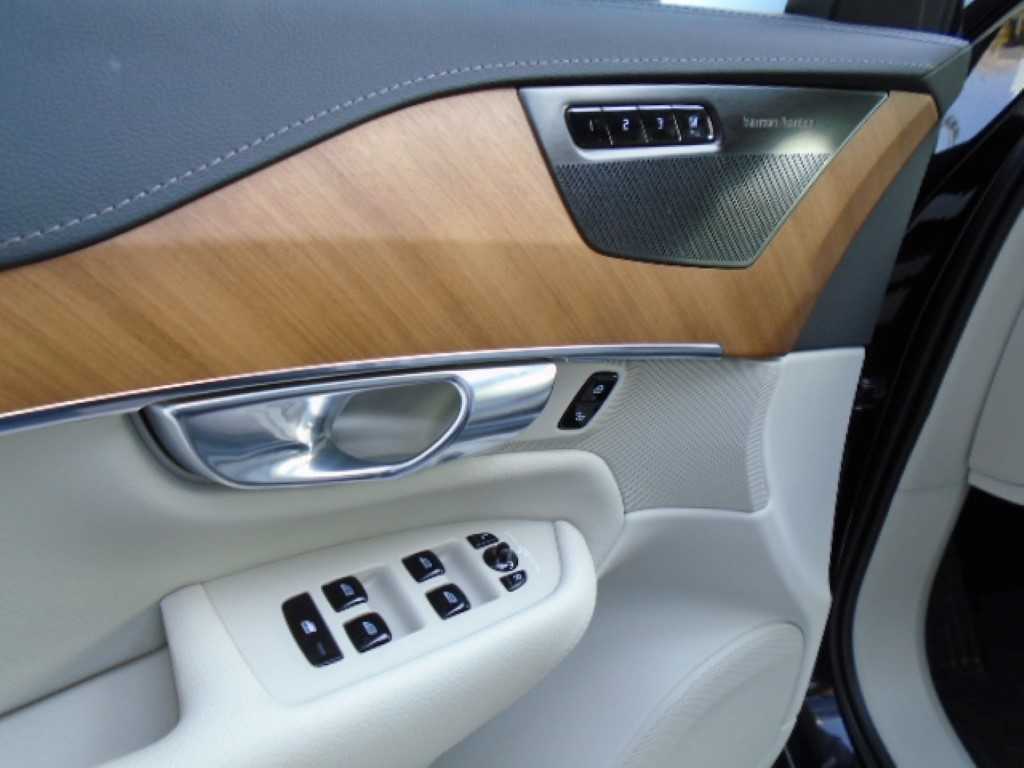 Volvo  Recharge Inscription, T8 AWD plug-in hybrid, Επτά ανεξάρτητα καθίσματα